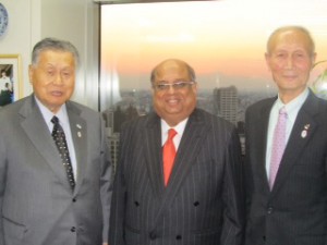 森東京オリンピック組織委員会会長（左）、ラマチャンドランWSF会長（中）、笠原JSA会長（右）